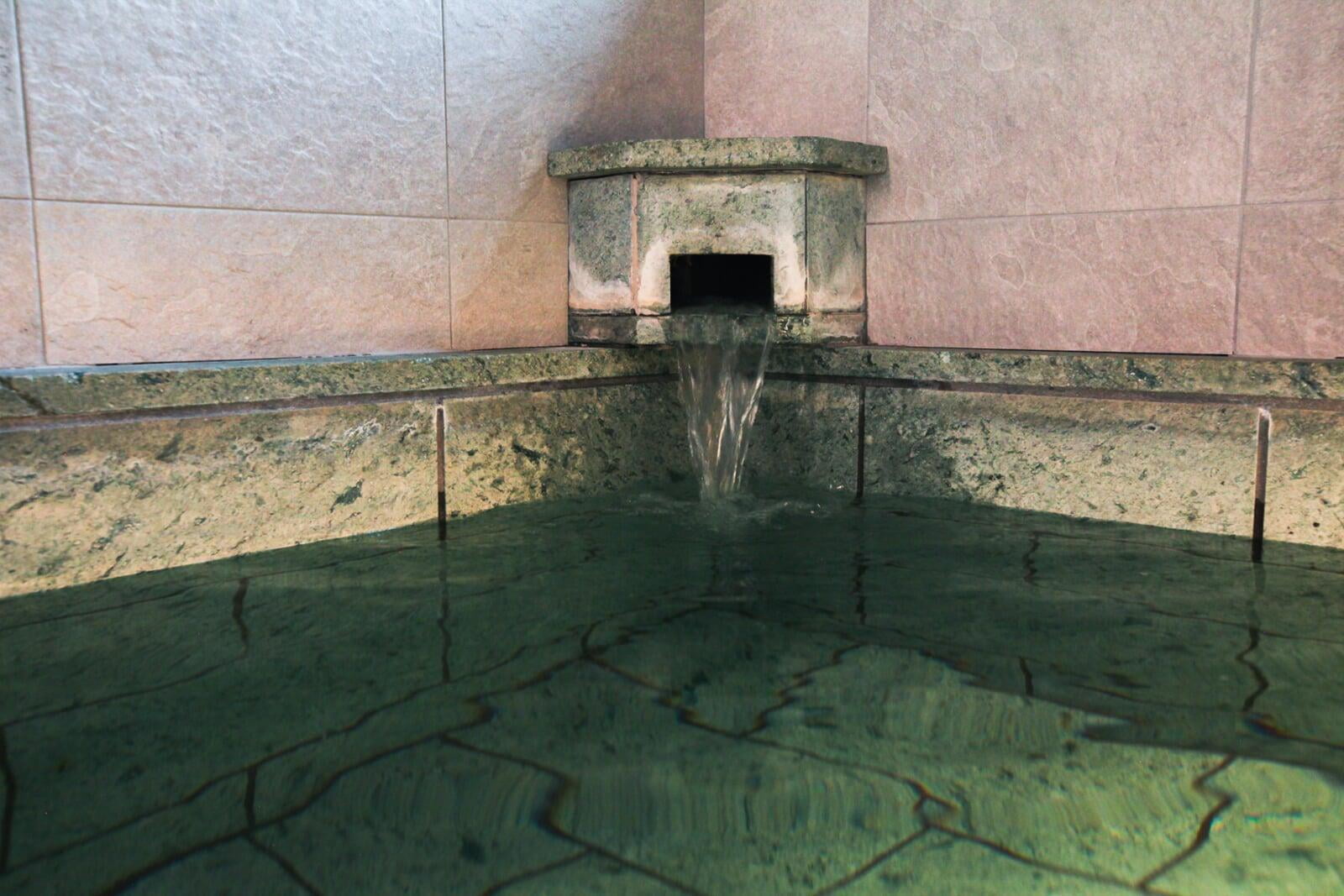 伊豆石を使った源泉掛け流し温泉-伊東のお宿秀在